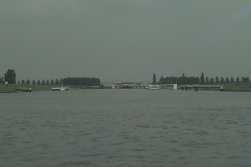 Slussen i Lemmer �r kanalens infart fr�n IJselmeer.