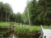 Bygget till v�nster �r den damm som st�nger av J�rperuds�lven och l�nkar av det till kanalen som f�rsvinner in under bron till h�ger p� bilden.