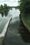 Nedre v�ntbryggan med sitt lilla lusthus, fotograferad fr�n nedre slussporten.