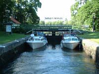 Tv� b�tar under uppslussning.