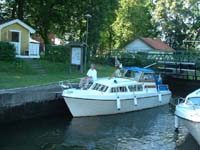 Tv� b�tar under uppslussning.