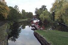 Nedre v�ntbryggan med sitt lilla lusthus, fotograferad fr�n nedre slussporten.