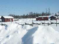 N�rmast hamnen. Husen till h�ger ligger p� andra sidan Kungsbacka�n. Motorv�gsbron skymtar till h�ger om det v�nstra huset.