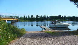 Trailerrampen och v�ntbrygga med Seljabron till v�nster.