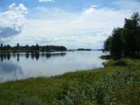 �sterdal�lven i Mora nedstr�ms efter att den passerat Siljansbananbron och p� v�g ut i Siljan (161 m.�.h) som syns i bakgrunden.
