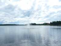 En sprutande font�n i Siljan i Mora vid Mora strand.