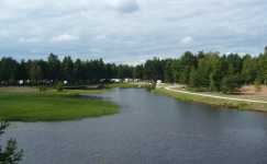 Vy �ver delar av Moraparkens camping och den nya g�sthamnen.