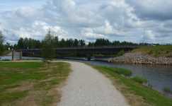 RV 70 bron i Mora (mot �lvdalen) �ver �sterdal�lven nedstr�ms mot Siljan. Till v�nster syns den nya b�tleden in till Moraparken och den nya g�sthamnen.