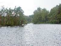 Vy v�sterut fr�n v�gbanken mot kanalen.
