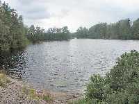 Vy v�sterut fr�n v�gbanken mot kanalen.
