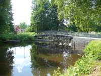 Kanalen uppstr�ms Skanssj�n mot Lustigkulla nedre sluss med en g�ng- och cyckelbro som �r rullbar.