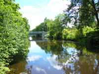 Bron och kanalen nedstr�ms sedda fr�n v�ntbryggan