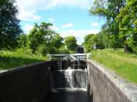 Ramn�s nedre sluss med de �vre portarna och Ramn�s �vre sluss i bakgrunden.