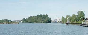Till h�ger Stallbackakanalen sedd fr�n s�der och till v�nster i bild Trollh�tte kanals nuvarande str�ckning.