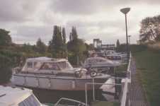 Precis uppstr�ms tidvattenssp�rren i Geeste har WSV Leher Turnerschaft von 1898 en hamn. Webmasters Bibbi II g�stade 1998 denna hamn. Tidvattensp�rren med sin sluss ses i bakgrunden.