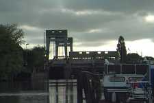 Vy uppstr�ms kanalen fr�n samma hamn.